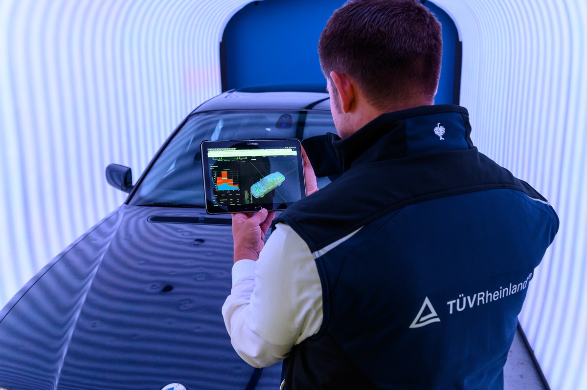 TÜV Rheinland: Automatisierte Fahrzeugbegutachtung auf Basis Künstlicher Intelligenz Scanner bietet Technologie zur sekundenschnellen und detaillierten Erfassung von Karosserieschäden