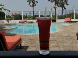 Ein frisch zubereiteter Smoothie am Harmony Resort Pool mundet hervorragend