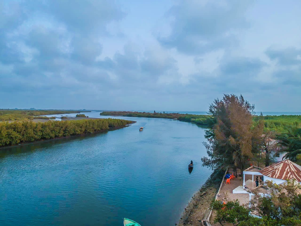 THE GAMBIA: IN THE RIVER DELTA OF THE IDYLLIC ALLAHEIN-RIVER AND DIRECTLY ON THE ATLANTIC, THE STALA ADVENTURE LODGE BECKONS WITH 'PETS ❤-WELCOME'