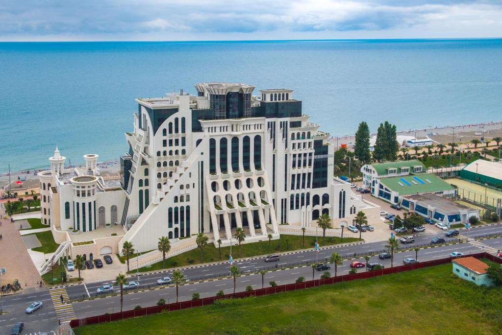 WELCHES LUXUSHOTEL IN BATUMI BIETET DIE BESTE STRANDLAGE AM SCHWARZEN MEER?